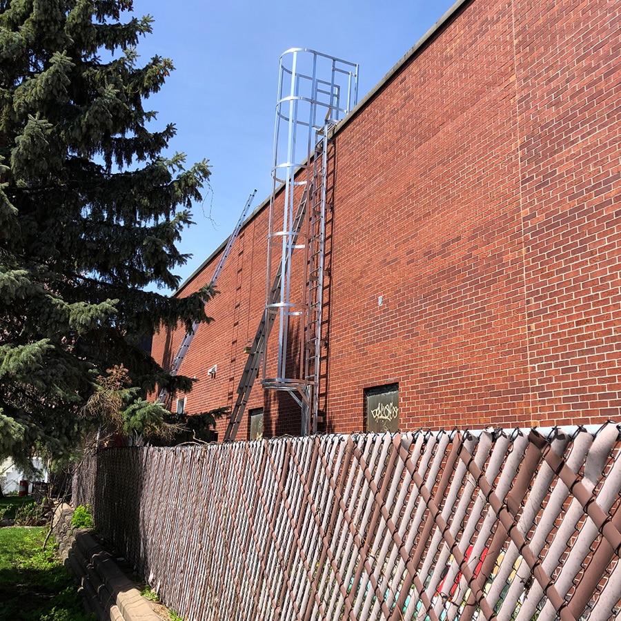 Échelle murale pour bâtiments commerciaux